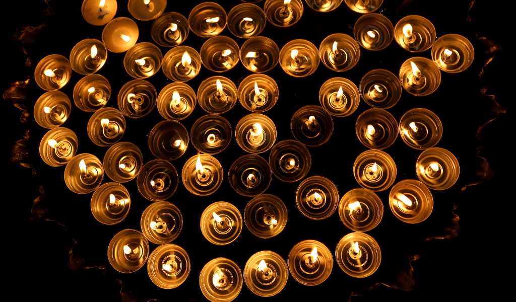 32 mécses világít az asztalon felülről nézve