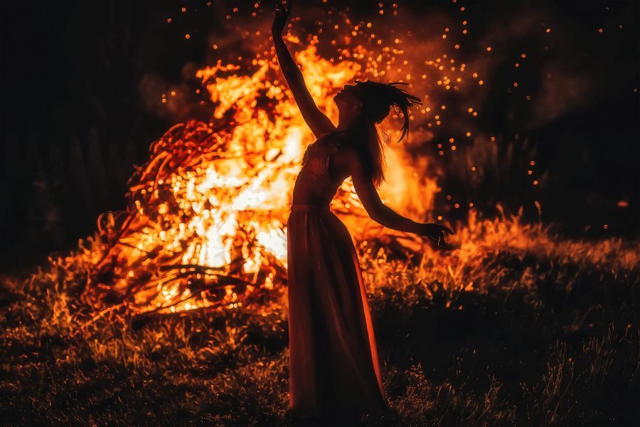 Indián lány a tűz mellett táncol